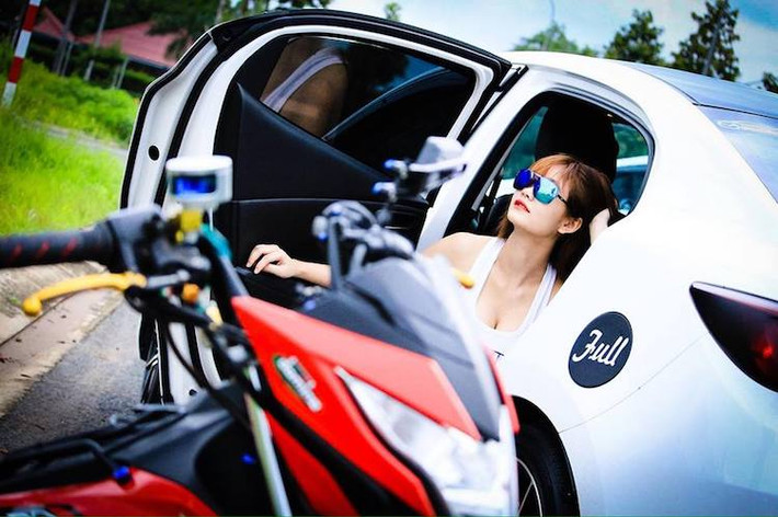 Hướng tới giới trẻ nên Honda Sonic 150R được thiết kế rất thể thao, với nhiều chi tiết lấy cảm hứng từ những mẫu sportbike lớn hơn của Honda, chẳng hạn như cặp mâm 6 cánh kép giống với CBR600RR hay phần quây gió 2 bên thân "học" phần nào từ CBR1000RR.