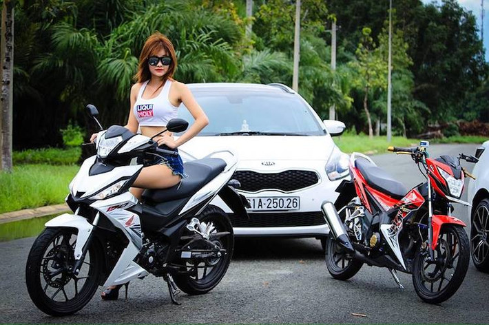 Trong khi đó, nhằm vào đối thủ Yamaha Exciter 150, Honda Winner 150 lại có kiểu dáng của một chiếc xe số phổ thông nhưng phong cách thể thao mới nhất với thiết kế nhiều lớp, khung xe và vỏ xe với cấu tạo 03 chiều đầy tính khí động học.
