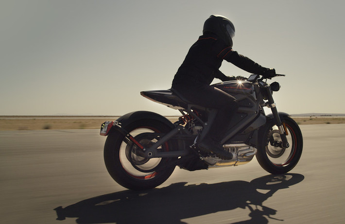 Tuy nhiên, sẽ chỉ có thời gian mới có thể trả lời cho câu hỏi liệu việc "điện hóa" Harley-Davidson có thành công hay không. Trước đây, hãng xe Mỹ cũng đã từng "liều" khi tung ra chiếc V-Rod mang phong cách thể thao và đạt thành công lớn, nhưng việc chuyển sang xe điện sẽ là một "ván bài" mạo hiểm mà hãng chưa bao giờ thực hiện từ trước tới nay.