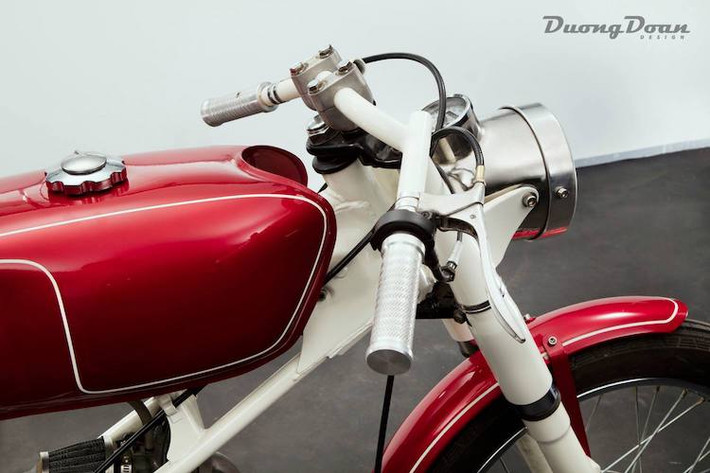 Dù mang dáng cafe racer nhưng bản độ Win Ton Up của anh Dương không sử dụng tay nắm dạng clip-on như thường thấy. Thay vào đó, anh đã sử dụng ghi-đông truyền thống nhưng gắn ngược và bẻ xuống để tạo tư thế ngồi chuẩn của cafe racer.