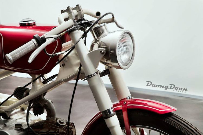 Thay vì kiểu dáng vuông thành sắc cạnh của chiếc Honda Win nguyên bản, anh Dương đã lựa chọn thiết kế theo phong cách cổ điển, như chính tuổi đời của những người sở hữu Honda Win trong đầu thập niên 90. Ở phía trước chiếc xe, cụm đèn vuông vắn đã được thay bằng chóa đèn pha tròn với vị trí lắp đồng hồ do chính anh thiết kế.