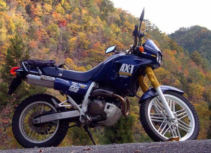 Xét về mặt kỹ thuật, Honda AX-1 thực sự đã đi trước thời đại tới 1/4 thế kỷ. Tuy nhiên, khi xuất hiện tại Nhật vào năm 1988, AX-1 lại không được đón nhận và là một chiếc xe khá kỳ lạ. Bộ mâm đúc của AX-1 là điều chưa bao giờ gặp trên những chiếc xe địa hình vào thời điểm đó. Khối động cơ xi-lanh đơn 250 cc DOHC 4 kỳ 25 mã lực của nó có thể dễ dàng "so găng" với những chiếc xe cùng dung tích ngày nay.