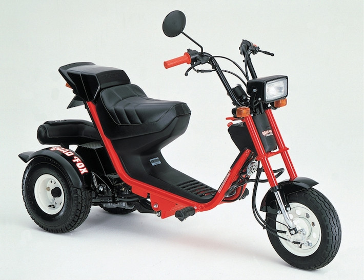 Nhiều người đã biết về Honda Gyro - một chiếc scooter 3 bánh, với động cơ và bánh sau cố định được nối với toàn bộ phần thân xe còn lại bởi một trục xoay, cho phép chiếc xe nghiêng khi vào cua tương tự như xe máy 2 bánh thông thường. Đây là một mẫu xe chở hàng phổ biết tại Nhật. Tuy nhiên ngoài Gyro, Honda đã từng sản xuất một mẫu xe 3 bánh khác có tên Road Fox.