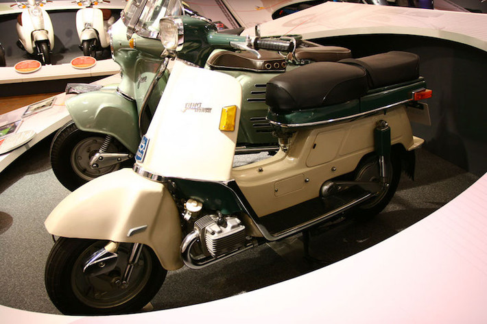 Không chỉ là những mẫu xe scooter đầu tiên của Honda, Juno M80 và phiên bản lớn hơn một chút M85 còn không giống bất cứ thứ gì trước đó khi chúng xuất hiện vào năm 1961. Nhìn lướt qua, trông chúng có vẻ khá giống những chiếc scooter bình thường nhưng trên thực tế, chúng sử dụng các giải pháp kỹ thuật khá "điên rồ"