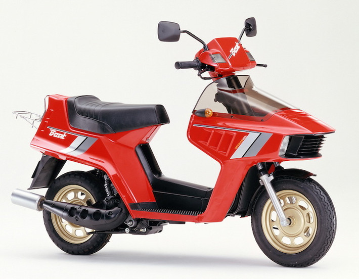 Khi nhắc tới Honda Beat, nhiều người sẽ nghĩ về chiếc ô tô mui trần cỡ nhỏ được Honda sản xuất trong đầu thập niên 90 ở Nhật. Tuy nhiên quay lại năm 1983, tên gọi này đã được sử dụng cho chiếc xe tay ga với kiểu dáng đầy tính "tương lai" FC50 Beat. Động cơ 2 kỳ 50 cc của nó được trang bị một hệ thống độc đáo có tên là V-TACS - về cơ bản chỉ là một van trong ống xả vận hành qua một pedal ở gót trái người lái.