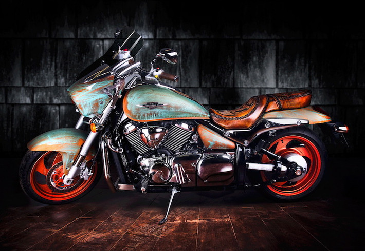 Còn được biết đến với tên gọi Suzuki Boulevard, Suzuki Intruder là một mẫu cruiser mang phong cách tương tự những chiếc Harley-Davidson, Indian, Excelsior hay Henderson thời kỳ đầu. Để "khoe" tài năng chế tác của mình, Vilner đã sử dụng một chiếc Suzuki Intruder M 1500 đời 2002.
