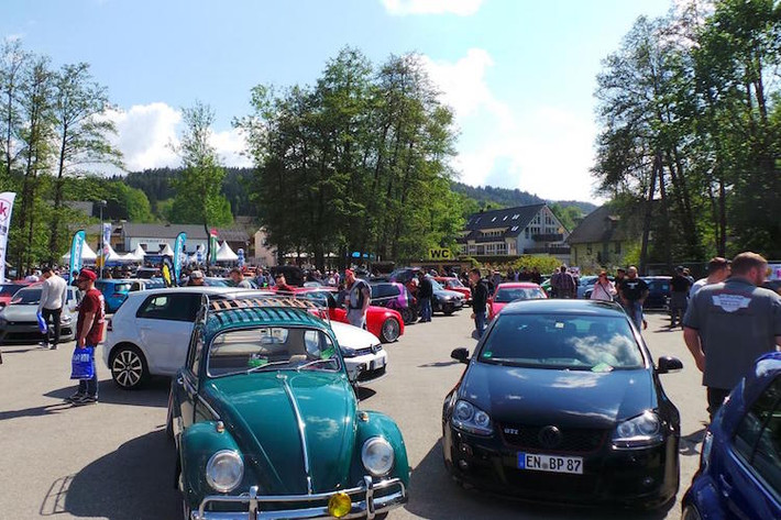 Hiện là lễ hội xe Volkswagen lớn nhất Thế giới, nhưng Worthersee Treffen đã chỉ từng thu hút được chưa đầy 100 chủ xe tham gia khi được tổ chức lần đầu. Lễ hội này có xuất phát điểm vào năm 1982, khi chỉ đơn thuần là một buổi họp mặt của những chủ xe hatchback Volkswagen Golf GTI do diễn viên Erwin Neuwirth người Áo tổ chức.