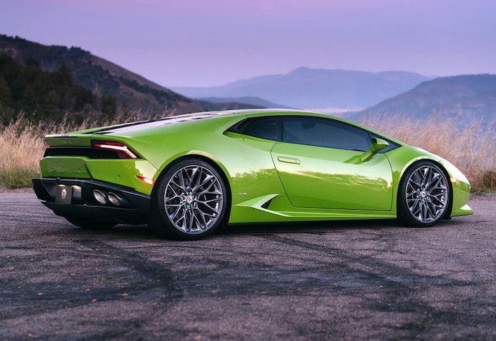 Thay vì mâm P2014, "bò mộng" nhà Lamborghini sở hữu mâm P200 với thiết kế nhiều nan, được lấy cảm hứng trực tiếp từ một dòng siêu xe mới hiện đang được bán của Lamborghini là Aventador SV.
