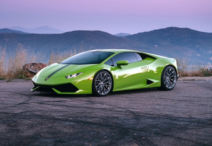 Trong khi đó, chiếc siêu xeLamborghini Huracan hoàn toàn được giữ nguyên bản chỉ được độ mâm mới và có thêm một đường kẻ chạy dọc thân xe màu xanh.
