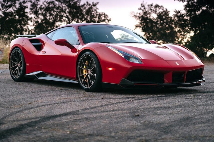 Không chỉ có mâm mới, siêu xe Ferrari 488 GTB còn là chiếc xe vượt trội hơn khi nó đã được độ thêm gói nâng cấp của hãng Novitec Rosso. Hiện tại, đây là chiếc 488 GTB độ Novitec Rosso duy nhất tại Mỹ.