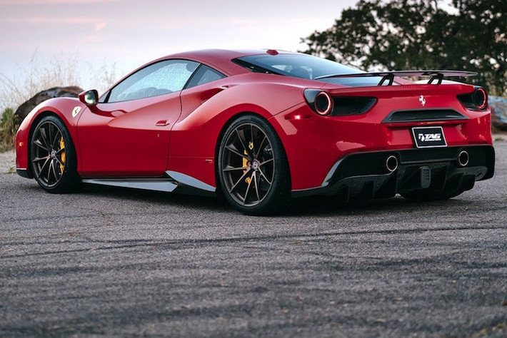 Do đã được độ gói nâng cấp của Novitec Rosso nên động cơ V8 tăng áp kép của chiếc 488 GTB này có thể đạt công suất dao động từ 745 tới 761 mã lực.
