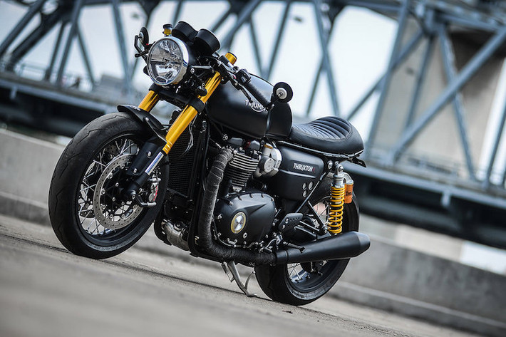 Cùng với Triumph Bonneville, Triumph Thruxton và Triumph Thruxton R thế hệ mới đã được ra mắt từ triển lãm EICMA vào tháng 11 năm ngoái. Kể từ đó tới nay, mẫu xe cafe racer nguyên bản này đã được đánh giá rất cao bởi cả các chuyên gia lẫn người yêu xe với các phụ tùng chất lượng cao, hiệu năng mạnh mẽ và thiết kế không bao giờ lỗi mốt.