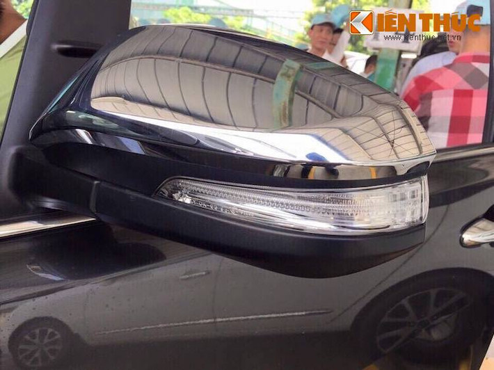 Trên phiên bản này, Innova được trang bị khá nhiều các chi tiết ngoại thất hấp dẫn, có thể kể tới bao gồm đèn pha dạng thấu kính projector kết hợp cùng xi-nhan và đèn định vị LED, mâm hợp kim 5 cánh kép, ốp gương mạ chrome, xi-nhan tích hợp trên gương chiếu hậu...