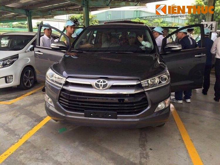 Là một trong những mẫu xe bán chạy nhất của Toyota Việt Nam, việc Toyota Innova mới xuất hiện ở nước ta chỉ là vấn đề thời gian. Trong thời gian qua, hàng loạt các đại lý Toyota đã khẳng định thông tin chiếc xe sắp được ra mắt chính thức vào tháng 7. Thậm chí gần đây, những hình ảnh chụp chiếc xe trong buổi tập huấn cho các đại lý cũng đã bị rò rỉ ra ngoài.