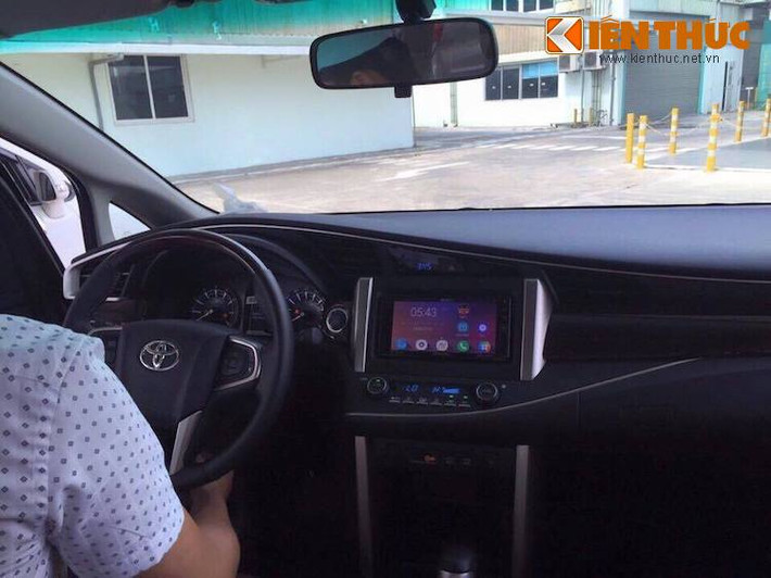 Nội thất của Toyota Innova 2016 cũng không gây thất vọng cho những người mong chờ chiếc xe với thiết kế đầy mới mẻ và được trang bị các tiện nghi hiện đại như vô-lăng có cụm phím đa chức năng, hệ thống thông tin giải trí kèm màn hình cảm ứng 8 inch với kết nối Miracast, cổng HDMI, chìa khóa thông minh...