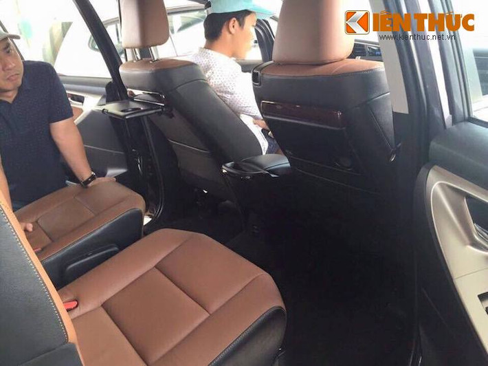 Các vật liệu sử dụng trong nội thất cũng sang trọng hơn nhiều so với thế hệ Innova hiện tại với ghế ngồi bọc da cao cấp, những chi tiết sơn màu bạc kim loại hoặc ốp gỗ... Hàng ghế sau của xe còn được tích hợp sẵn bàn gấp tiện lợi như nhiều dòng xe sang. Những tính năng an toàn của xe cũng được chú trọng với 7 túi khí, hệ thống cân bằng điện tử và hỗ trợ khởi hành ngang dốc...