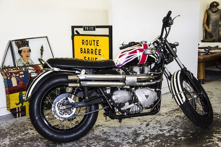 Thay vì ống xả đặt thấp như xe nguyên bản, Addict Motorcycles đã trang bị cho chiếc xe cặp pô vắt đặc chế theo đúng phong cách srambler. Đồng thời, giảm xóc sau của xe cũng được nâng cấp lên loại AR Schock và yên được bọc lại bằng da xịn.