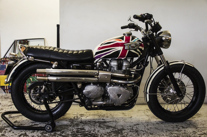 So với chiếc Triumph Scrambler Paul Smith nguyên bản, cấu hình bánh của chiếc xe đã có sự thay đổi với bánh trước nâng từ 17 lên thành 19 inch, trong khi bánh sau nâng lên thành 18 inch. Bộ vành nan mới được "ghép đôi" với những chiếc lốp phong cách cổ điển.