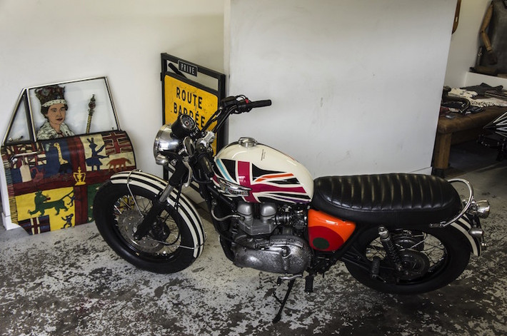 Ghi-động lớn, màu đen theo phong cách xe đua flat-track tại Mỹ đã được thay cho ghi-đông nguyên bản của Scrambler Paul Smith. Do có ghi-đông mới nên giá gắn đồng hồ nguyên bản của xe cũng phải được thay đổi lại cho phù hợp.