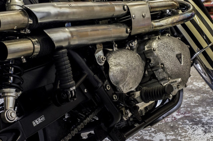 Để khiến cho chiếc Scrambler Paul Smith tăng thêm "chất nghệ", các nghệ nhân tại xưởng Addict Motorcycle đã trang trí các bưởng máy hai bên xe bằng cách điêu khắc thủ công các hoa văn nghệ thuật.