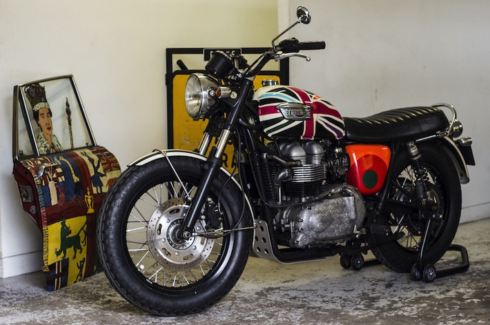 Vào năm 2006, Triumph đã hợp tác cùng với nhà thiết kế thời trang nổi tiếng Paul Smith để tạo ra 50 chiếc Triumph Scrambler Paul Smith đặc biệt, sở hữu thân xe được vẽ tay nghệ thuật. Hiện đã trở thành "hàng siêu hiếm" và có giá trị sưu tập cao, nhưng xưởng độ Addict Motorcycle ở Pháp vẫn tiếp tục độ nhẹ chiếc xe theo phong cách phóng khoáng của Mỹ.