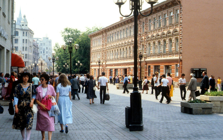 Trên phố Arbat, con phố đi bộ nổi tiếng của Moscow, Liên Xô năm 1987. Ảnh: Gerald Leonard Flickr.