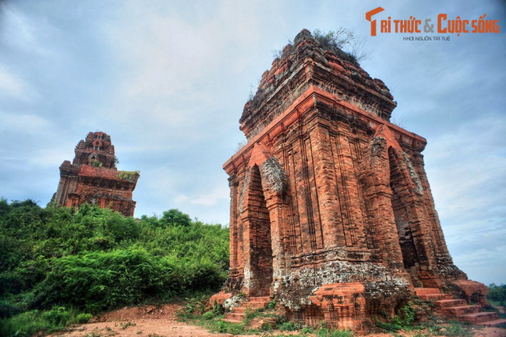 Chếch về hướng Đông – Nam của tháp chính, nằm ở lưng chừng đồi là tháp Bia, một ngọn tháp có quy mô nhỏ hơn, nhưng cũng rất độc đáo.