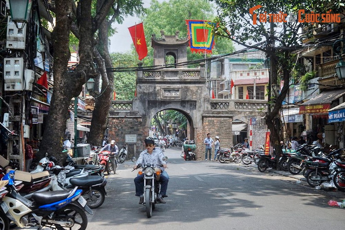 1. Nằm giữa phố Hàng Chiếu và phố Ô Quan Chường ở phường Đồng Xuân, quận Hoàn Kiếm, Hà Nội, Ô Quan Chưởng là cửa ô duy nhất còn lại của kinh thành Thăng Long xưa.