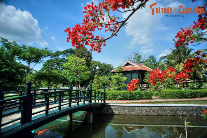 Lối vào nhà sàn Bác Hồ ở Khu di tích Nguyễn Sinh Sắc, thành phố Cao Lãnh, thủ phủ tỉnh Đồng Tháp. Cao Lãnh là nơi Cụ Phó bảng Nguyễn Sinh Sắc, phụ thân của Bác Hồ, sinh sống những năm tháng cuối đời. Năm 1929, Cụ qua đời và được an táng tại đây.