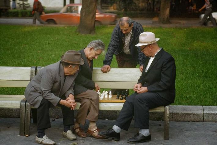 Các cụ ông đánh cờ trong công viên.