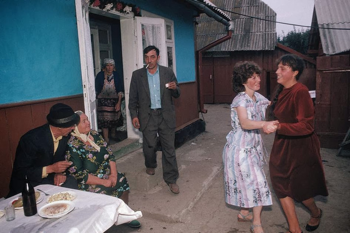 Nông dân Ukraine tiệc tùng và khiêu vũ ở sân nhà.