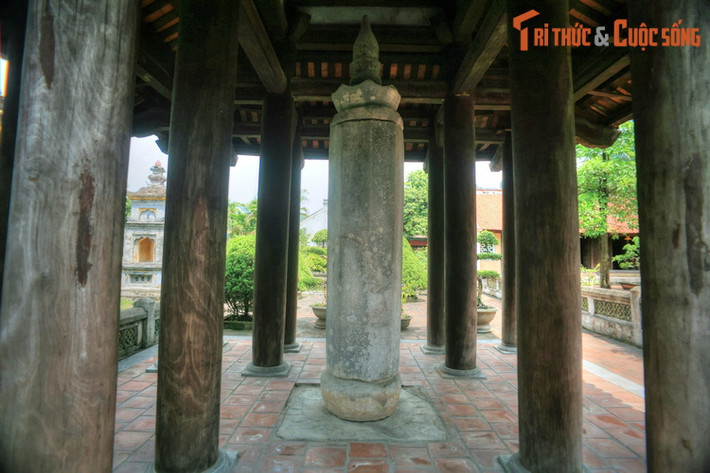 Theo các nhà nghiên cứu, cột kinh Phật chùa Nhất Trụ được vua Lê Đại Hành cho dựng vào năm 995 nhằm cầu mong quốc thái dân an, triều đình vững mạnh và sự tin tưởng nhiệm màu của Phật pháp. Hiện vật cao 4,16 mét, nặng 4,5 tấn, được lắp ghép bằng 6 bộ phận bằng đá khác nhau.