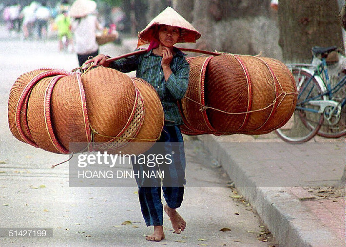 Một nữ nông dân bán giỏ tre trên đường phố Hà Nội lúc vùng quê nông nhàn, ngày 28/4/1994.