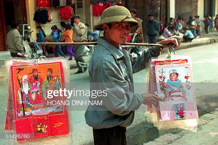 Một người bán lịch dạo trên đường phố Hà Nội ngày 13/1/1994. Những bộ lịch ông bán có giá từ 3.000 đến 15.000 đồng.