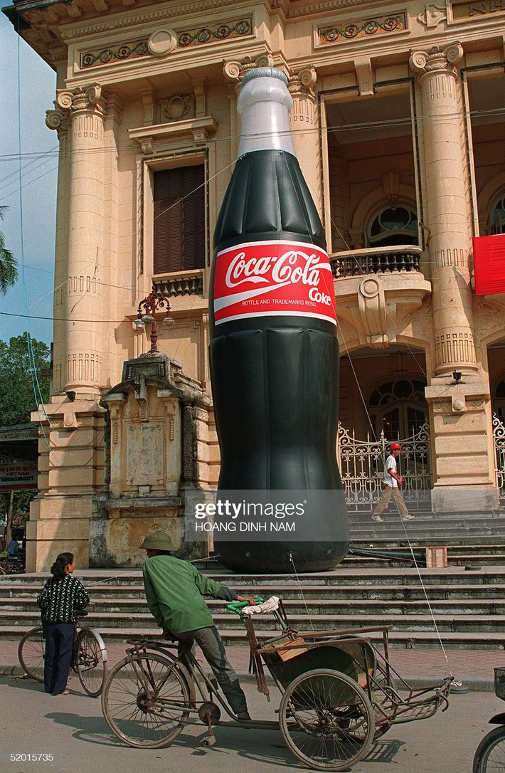 Mô hình chai Coca-Cola khổng lồ được đặt trước Nhà hát Lớn Hà Nội trong chiến dịch quảng cáo của hãng nước ngọt Mỹ ở Việt Nam năm 1994. Bức ảnh chụp ngày 19/2. Ảnh: Hoang Dinh Nam/ Getty Images.