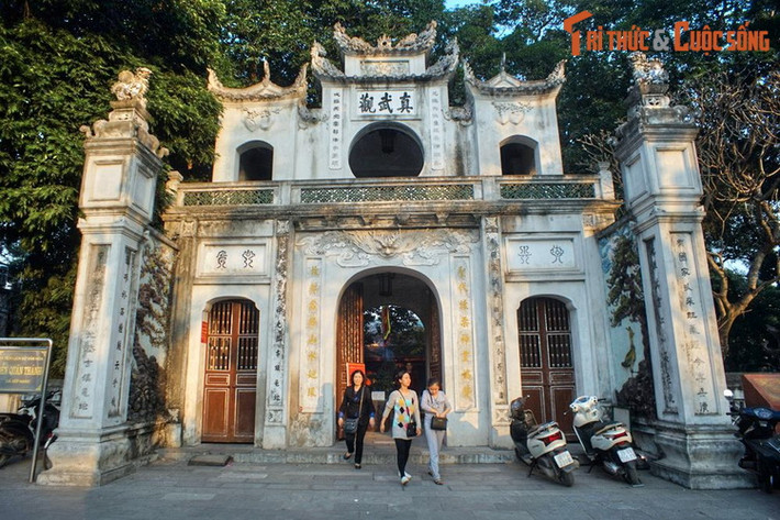 Theo các tư liệu cổ, đền Quán Thánh có từ đời Lý Thái Tổ (1010-1028). Đây là ngôi đền có quy mô to lớn và đẹp bậc nhất của kinh thành Thăng Long xưa.