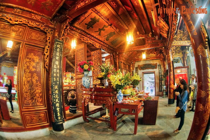 Về tổng thể, đền có bố cục không gian thoáng và hài hòa do khuôn viên nhiều cây xanh, lại hướng ra hồ Tây lộng gió. Kết cấu kiến trúc của đền gồm tam quan, sân và khu đền chính gồm ba lớp nhà tiền tế, trung tế, hậu cung.