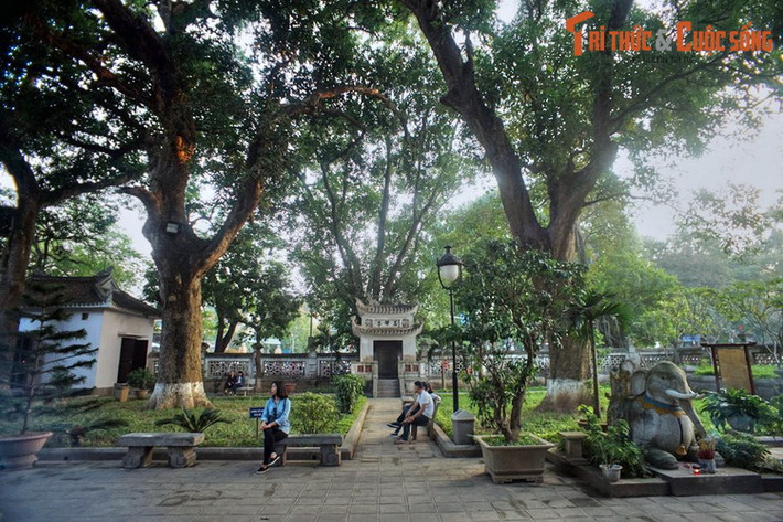 Trở lại với đền Quán Thánh, theo các nhà nghiên cứu, ban đầu ngôi đền này nằm ở một vị trí khác và được di dời về vị trí hiện tại ở phía hồ Tây trong đợt mở rộng Hoàng thành Thăng Long năm 1474 của vua Lê Thánh Tông.