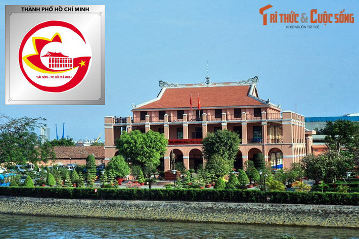 Logo của TP HCM: Nhà Rồng. Di tích lịch sử này có từ năm 1863, là hình ảnh gắn liền với Bến Nhà Rồng, nơi Bác Hồ ra đi tìm đường cứu nước ngày 5/6/1911. Ngày nay Nhà Rộng là một bảo tàng về Chủ tịch Hồ Chí Minh.
