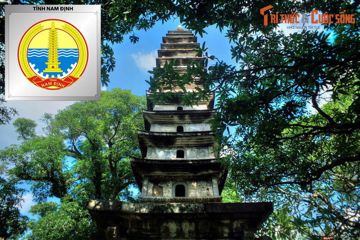 Logo của tỉnh Nam Định: Tháp chùa Phổ Minh. Tháp được xây dựng từ thời Trần, là công trình kiến trúc đặc biệt quý giá, một trong những dấu tích quan trọng còn lại của một thời Hào khí Đông A trong lịch sử Việt Nam.