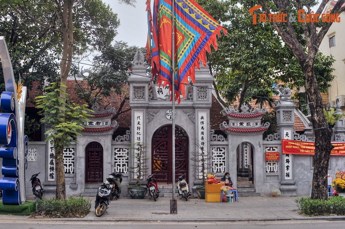 Nằm ở số 13 phố Bà Triệu, đình Vũ Thạch là một ngôi đình cổ có vị trí khá đặc biệt, khi nằm cách Hồ Gươm - “trái tim” của thủ đô Hà Nội - chỉ vài chục mét.