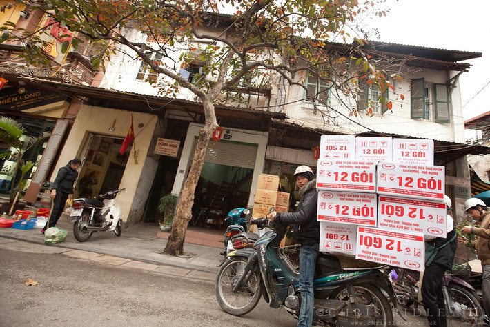 Một chiếc xe máy chở cả chục thùng hàng trên đường phố Hà Nội, một hình ảnh lạ mắt với du khách nước ngoài ở Việt Nam năm 2012. Ảnh: Photoshelter.com.