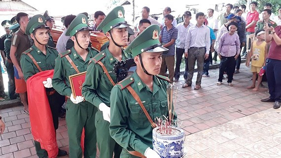 Tổ công tác yêu cầu dừng kiểm tra thì bất ngờ một đối tượng khác nấp ở gần đó đã dùng súng bắn thẳng vào đội hình tuần tra để giải cứu đồng bọn.
