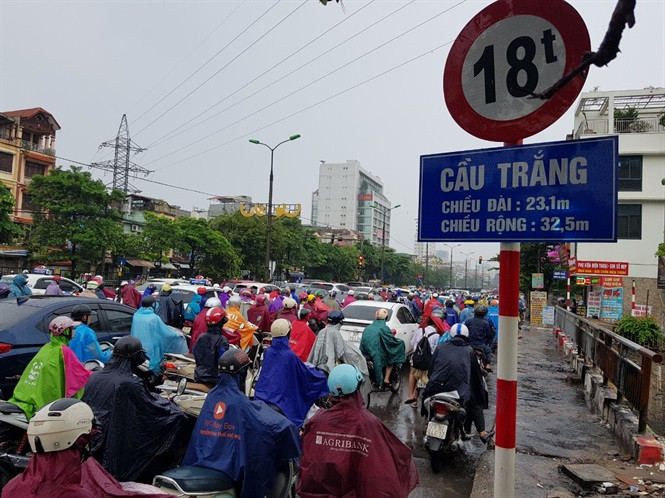 Khu vực cầu Trắng (đường Giải Phóng), các phương tiện gần như đứng im (Ảnh: Nông nghiệp).