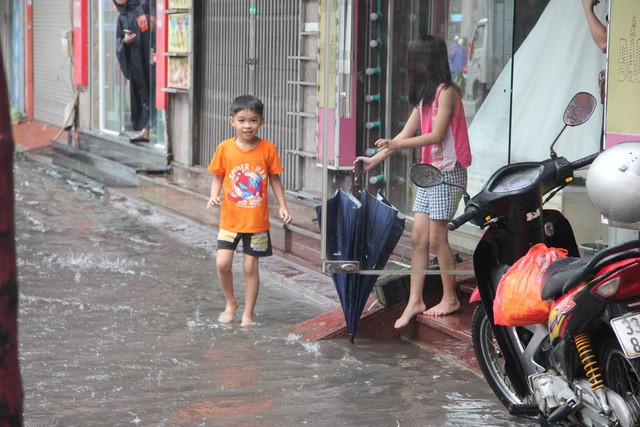 Ngập lên đến vỉa hè, sắp tràn vào nhà.