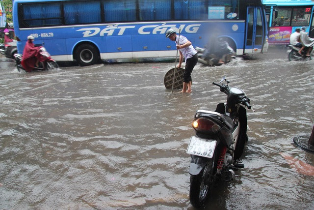 Một phương tiện đâm phải hố thoát nước bị mất nắp trên phố Quang Trung nhưng rất may không có hậu quả nghiêm trọng xảy ra. (Ảnh: Nguyễn Trường).