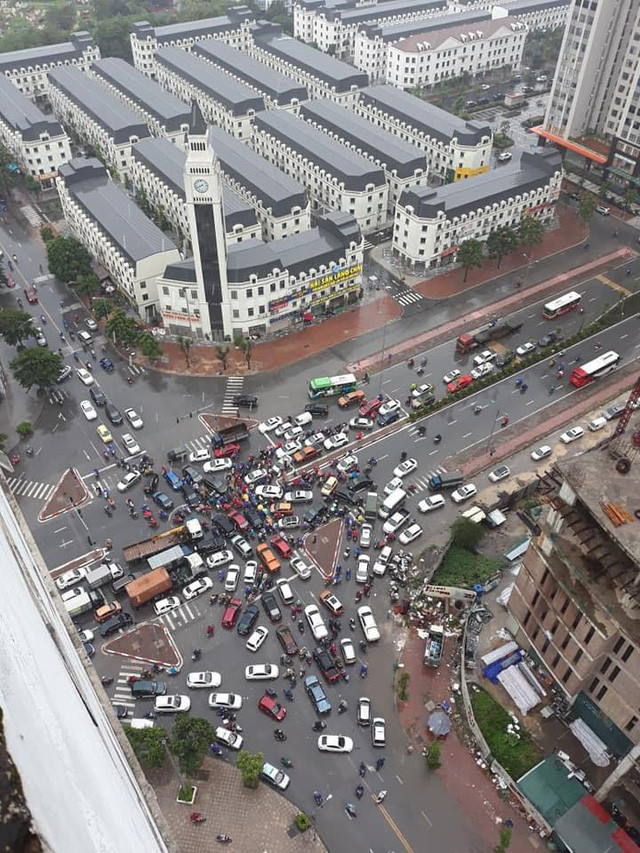 Ma trận giao thông tại khu đô thị Văn Phú (Hà Đông). Ảnh: Khánh Hòa.