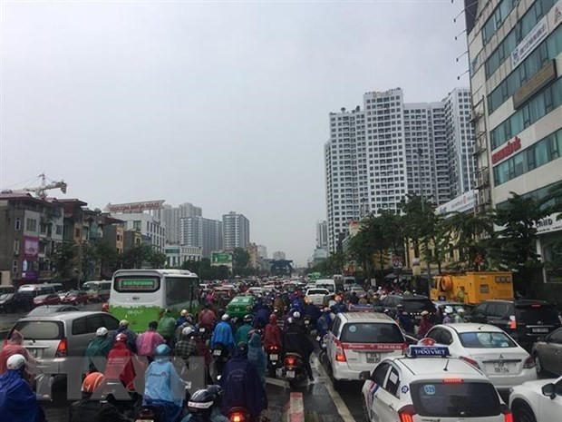 Quang cảnh tắc nghẽn trên phố Minh Khai.