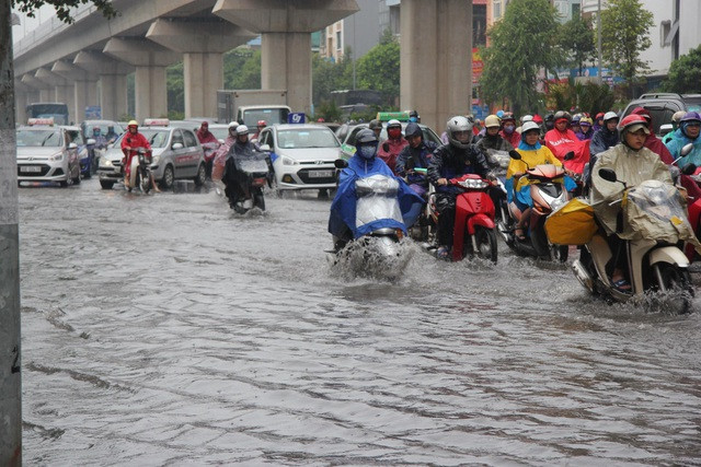 Nhiều tuyến đường chìm trong biển nước, khiến các phương tiện di chuyển khó khăn.