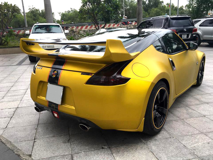 Vào năm 2012, Nissan Việt Nam chính thức mang 370Z về Việt Nam với cái giá 3,1 tỉ đồng. Ra mắt vào thời điểm thị trường ôtô đang gặp vô vàn khó khăn mà lại có giá bán quá cao, nó đã không được nhiều người mê xe đón nhận và chỉ có vài chiếc lăn bánh trên đường. Những chiếc 370Z nhập khẩu hàng lướt hiện có giá từ 1,2 tới 3 tỷ đồng, tùy vào đời xe.